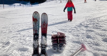 Kurze Kinderski im Schnee an der Piste