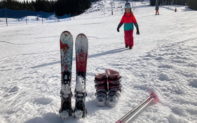 Kurze Kinderski im Schnee an der Piste