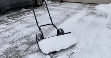 Rollender Schneeschieber auf der Einfahrt