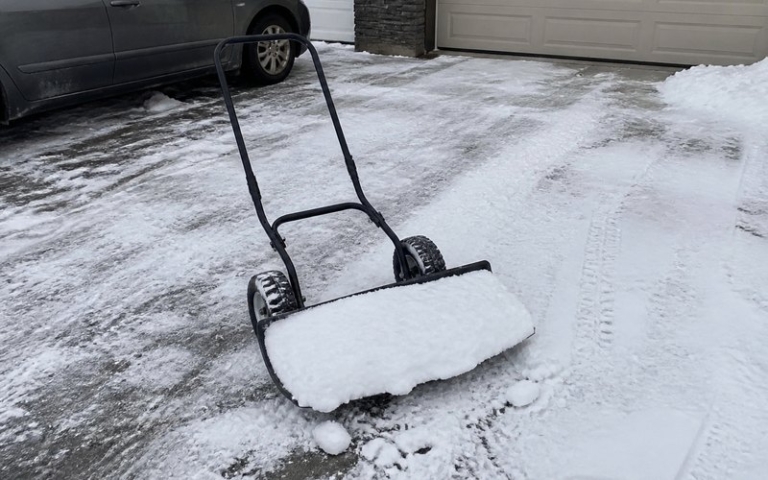 Rollender Schneeschieber auf der Einfahrt