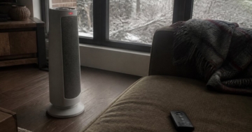 Heizlüfter mit Fernbedienung im Wohnzimmer