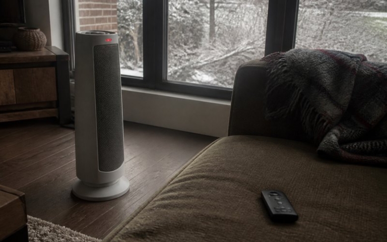 Heizlüfter mit Fernbedienung im Wohnzimmer
